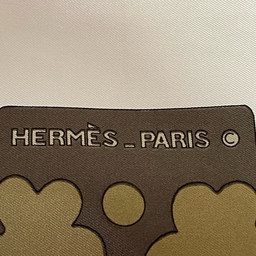 Hermès Diane Elegant White and Gold Silk Scarf with Brown Accents. - Picture 8 of 16